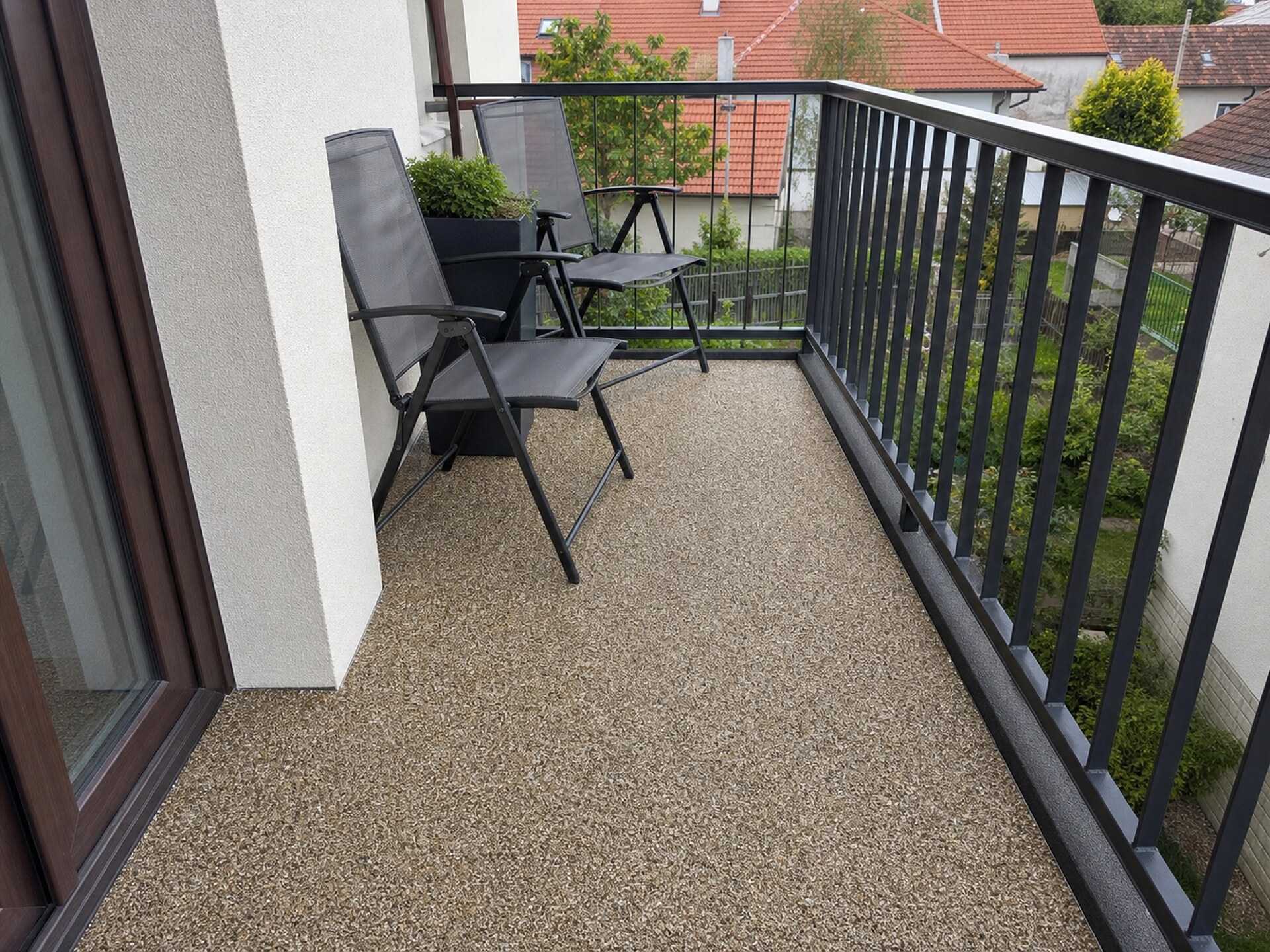 Balkon českého řadového domu po revitalizaci kamenného koberce